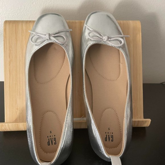 Shimmering Silver Kids' Ballet Flats - GAP Size 5 - Perfect for Any Occasion - Picture 5 of 5